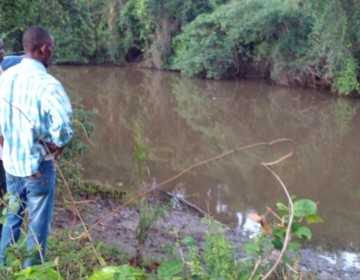 Autoridades buscan haitiana se lanz&oacute; a un r&iacute;o con 3 de sus hijos, donde uno de ellos muri&oacute;