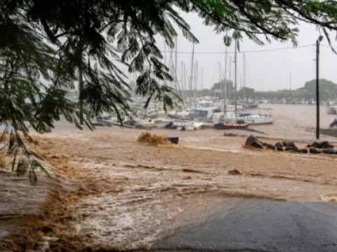 R&iacute;o se desborda por hurac&aacute;n Fiona y se lleva puente en Puerto Rico
