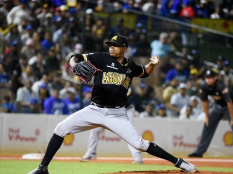 El&iacute;as somete al Licey en el Quisqueya y las &Aacute;guilas defienden la cima
