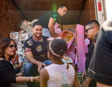 Romeo Santos junto a su equipo de trabajo, reparti&oacute; juguetes a ni&ntilde;os de escasos recursos en RD
