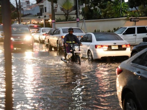 Las lluvias disminuir&aacute;n este mi&eacute;rcoles, pero mantienen 12 provincias bajo alerta meteorol&oacute;gic
