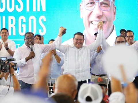 Sanz Lovat&oacute;n: la gente quiere seguir con el cambio que representa Abinader