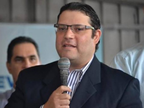 Sanz Lovat&oacute;n dice en Aduanas se estaba comprando "400 mil pesos en palitos removedores de caf&eacute;"