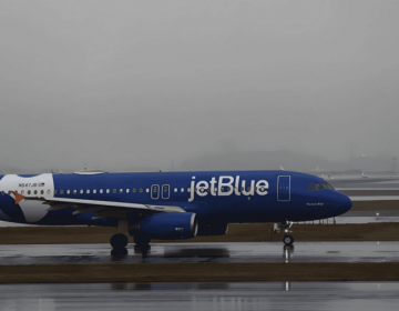 Humo en vuelo de JetBlue obliga a evacuar avi&oacute;n en Newark y provoca cierre temporal del aeropuerto