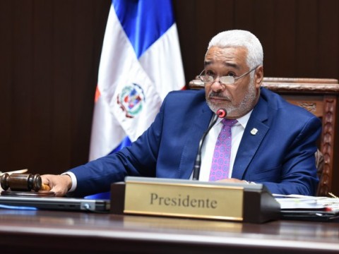 Presidente de la C&aacute;mara de Diputados es trasladado a cl&iacute;nica tras sentir malestar.