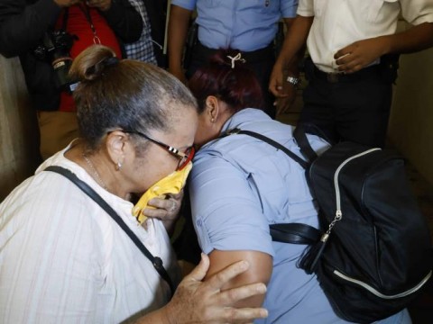 Se desmayan en el Palacio de Justicia joven acusado de hackeo y su padre