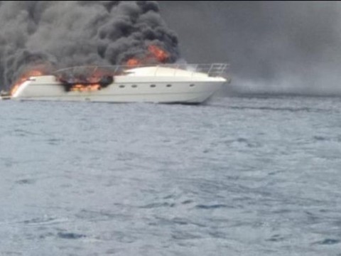 Se incendia embarcaci&oacute;n paname&ntilde;a cerca de Bayah&iacute;be y rescatan a sus 12 ocupantes