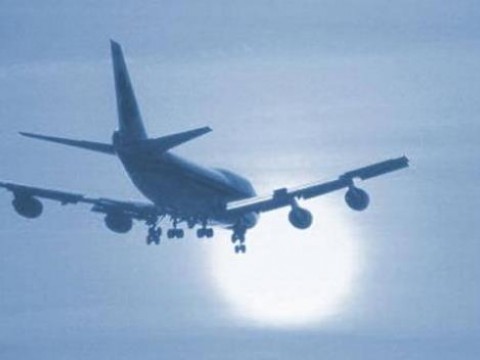 Momento en el que se incendia un avi&oacute;n de Air Canad&aacute; cuando realizaba despegue
