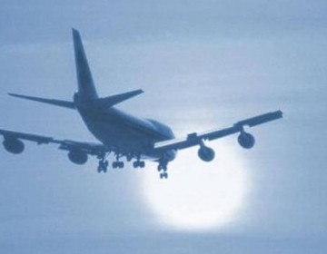 Momento en el que se incendia un avi&oacute;n de Air Canad&aacute; cuando realizaba despegue