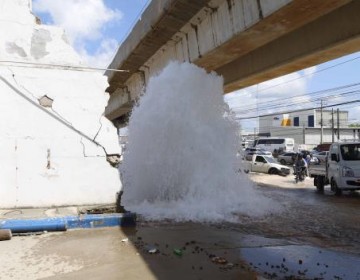 Rotura de tuber&iacute;a bajo vigas del Metro provoca inundaci&oacute;n en el kil&oacute;metro 9 de la autopista Duarte