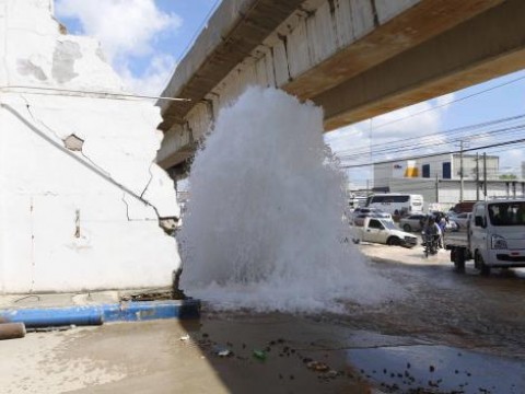 Rotura de tuber&iacute;a bajo vigas del Metro provoca inundaci&oacute;n en el kil&oacute;metro 9 de la autopista Duarte
