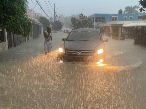 La semana laboral inicia con aguaceros por incidencia de onda tropical y vaguada