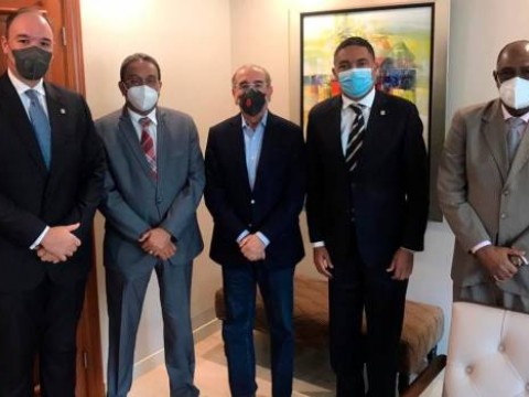 Danilo Medina se re&uacute;ne con los cuatro senadores del PLD
