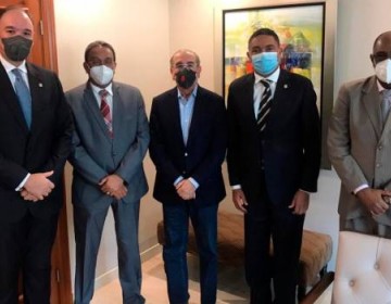 Danilo Medina se re&uacute;ne con los cuatro senadores del PLD