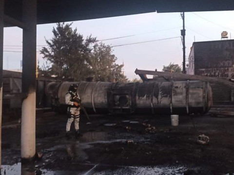 Tren embiste carrotanque de combustible privado en centro de M&eacute;xico