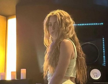 Shakira sube provocativa foto y los fans la relacionan con Lewis Hamilton