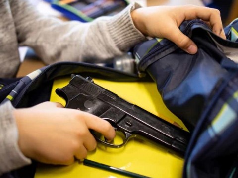 Adolescente de 16 a&ntilde;os es atrapado con un arma cargada en una escuela de El Bronx