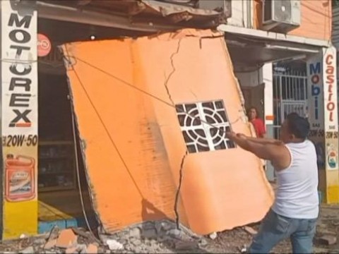 Un herido y paredes colapsadas por sismo de magnitud 6,3 en Ecuador