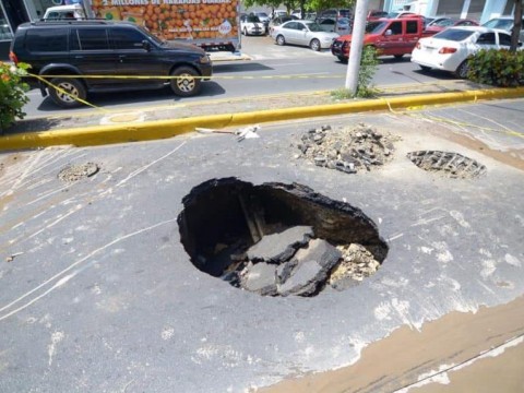 Se registra un socav&oacute;n en la avenida Las Carreras de Santiago