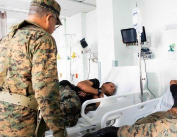Jefe del Ej&eacute;rcito visita soldados accidentados que fueron ingresados en hospital