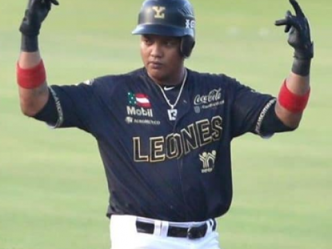 Starlin Castro, molesto por ser sustituido, se marcha de la liga mexicana