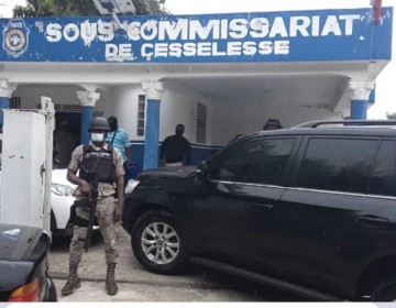Ataque armado contra subcomisarias y radio en Haití deja un policía muerto y otro herido