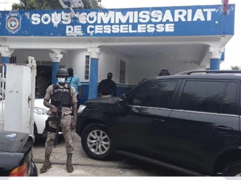 Ataque armado contra subcomisarias y radio en Haití deja un policía muerto y otro herido