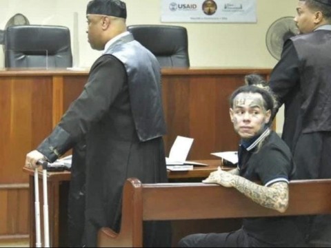 Jueza levanta de manera provisional el impedimento de salida a Tekashi