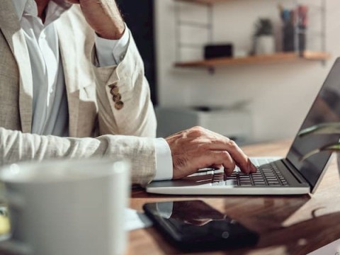 Padres que teletrabajan dicen estar estresados con clases virtuales