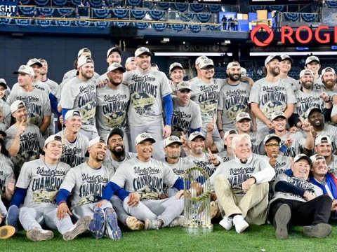 Los caminos opuestos de Teoscar Hern&aacute;ndez y Vladimir Guerrero Jr. tras la Serie Mundial
