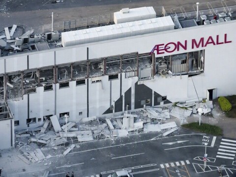 Un muerto y varias personas atrapadas tras colapso de centro comercial en Jap&oacute;n por terremoto