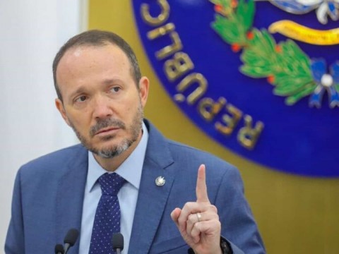 "&iexcl;V&aacute;yanse al carajo!", le dice el ministro de Seguridad de El Salvador a las ONG cr&iacute;ticas