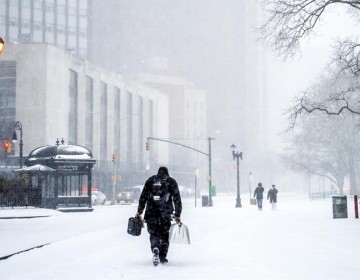 Nueva York activa sus "jacuzzis de nieve" para limpiar las calles ante la ola de fr&iacute;o