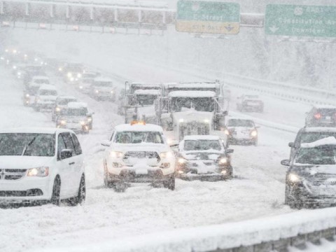Tormenta invernal deja cinco muertos y 600,000 hogares sin electricidad en el noreste de EEUU