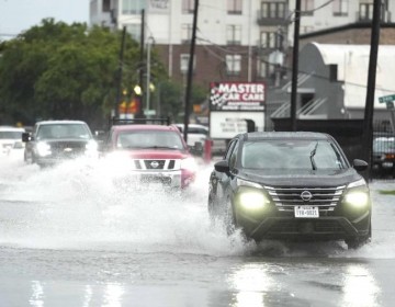 Fuertes tormentas y vientos en Texas dejan un muerto y da&ntilde;os generalizados