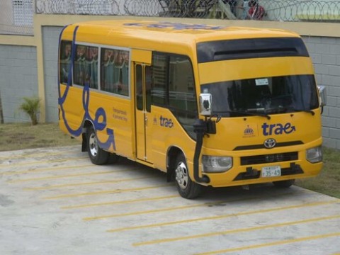 Motoconchistas agreden a chofer del TRAE tras roce con motor que transitaba en v&iacute;a contraria