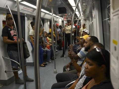 Sigue sobre papel plan de transporte gratis a estudiantes y envejecientes