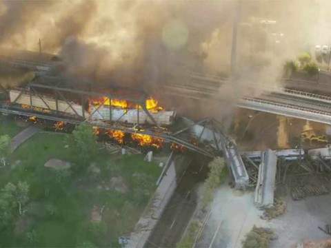 Tren se descarrila sobre un puente en Arizona y causa gran incendio