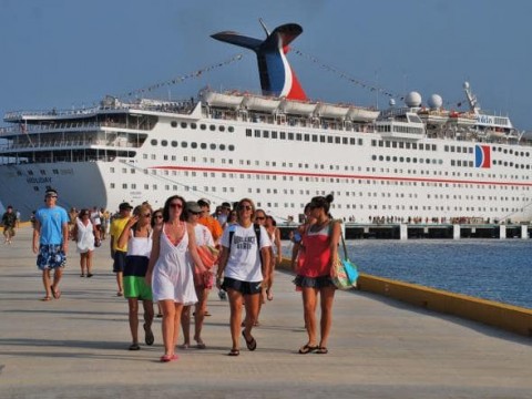 Detentan primer caso positivo de COVID-19 en crucero tras reanudar operaciones