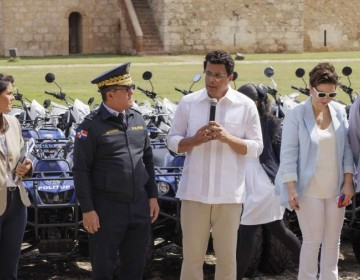 Turismo reforzar&aacute; la seguridad en la Ciudad Colonial y entrega equipos a Politur