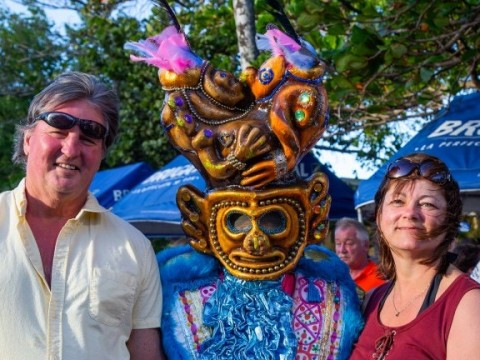 Turistas disfrutan del carnaval, la gastronom&iacute;a y energ&iacute;a de la m&uacute;sica dominicana