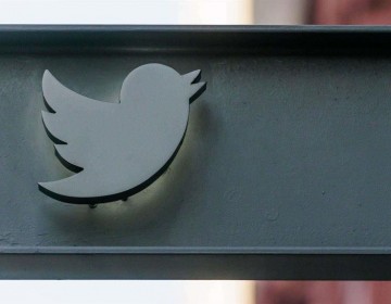 El &ldquo;check&rdquo; azul de Twitter premia el odio y la desinformaci&oacute;n
