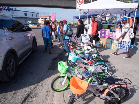 Vendedores en alrededores de la estaci&oacute;n Mam&aacute; Ting&oacute; empiezan a liberar espacios