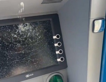 Un hombre destruy&oacute; un cajero autom&aacute;tico en sede de la Polic&iacute;a en Santiago