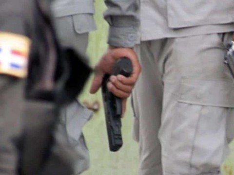 Enfrentamiento entre polic&iacute;as y haitianos en B&aacute;varo deja un muerto