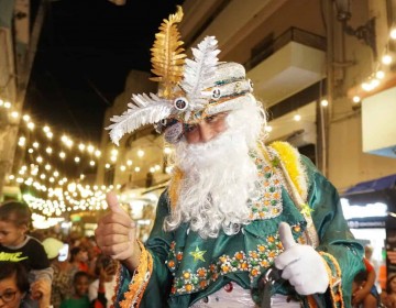 La cabalgata de los Reyes Magos lleva ilusi&oacute;n a las familias