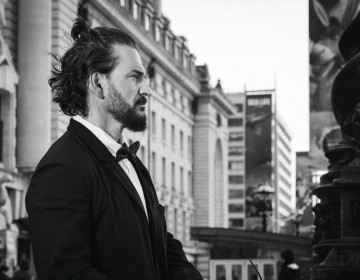 Ricardo Arjona sube a "Negro" y en enero un publicar&aacute; libro