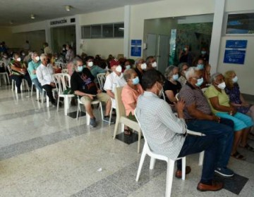 Se agotan las vacunas en el Club Naco 