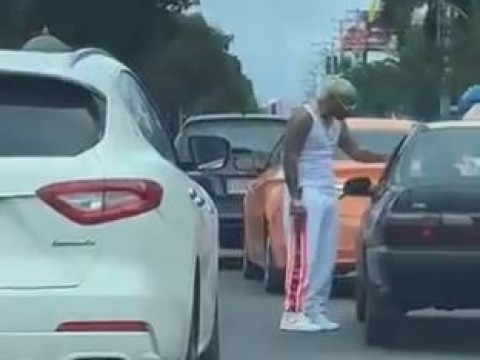 Omega la vuelve a hacer, protagoniza otra discusi&oacute;n por un roce vehicular