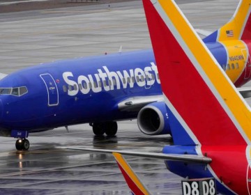 Boeing de Southwest Airlines aterriza en EEUU tras desprenderse cap&oacute; de motor